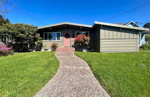 Mid-Century UPDATED! 3 bedroom, 1.5 bathroom home with a fully fenced backyard! - 3329 N Street, Eureka, CA 95503