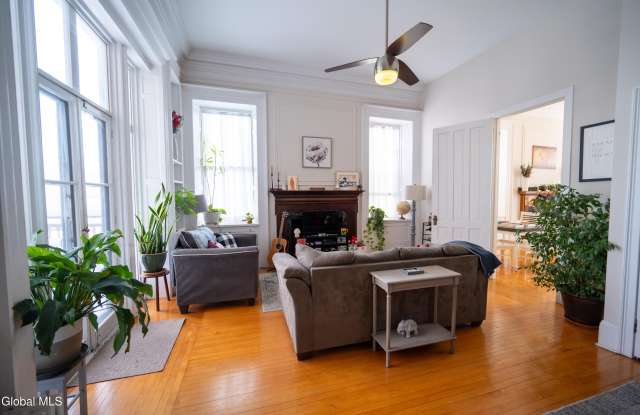 21 Front Street unit: 2