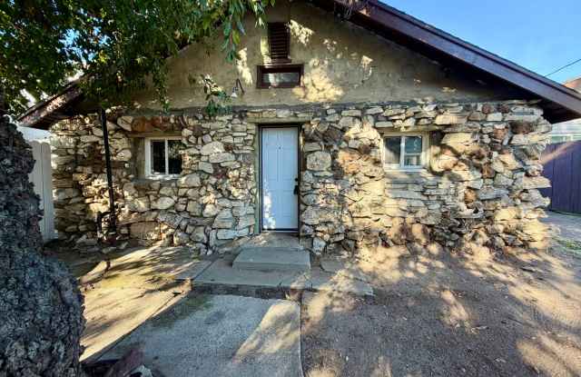 Beautifully updated 1 bed 1 bath in Thousand Oaks! All utilities included