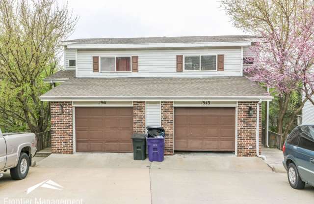 Awesome 4 bedroom duplex located in quite neighborhood - 1943 Crescent Drive, Manhattan, KS 66503