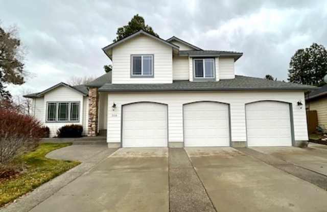 Huge home on 1/4 acre in lovely SE Bend neighborhood!