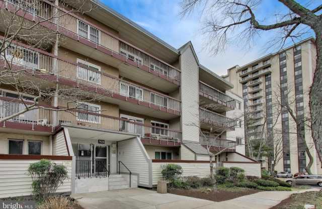 7420 LAKEVIEW Drive unit: W205