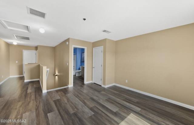 8424 N Placita De Los Laureles