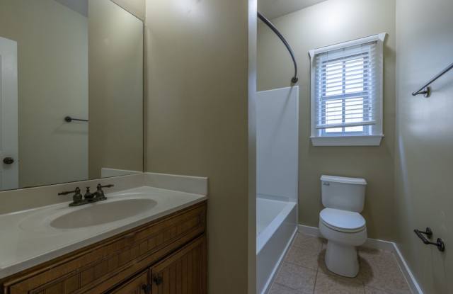 Quiet Apartment 2 Miles from Campus!
