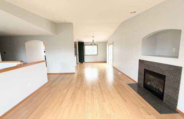 Spacious 5BR / 3BA Beacon Hill Home – 2,210 SF – $3900 – Pets OK