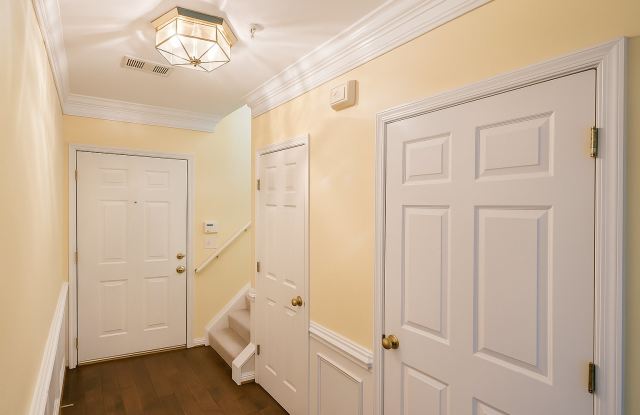 7024 Metropolitan Pl # 302