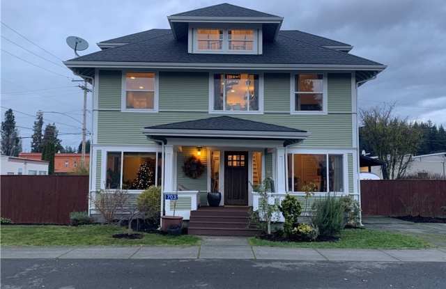 Photo of Spacious 5 Bedroom Home in Burlington - Available for Rent