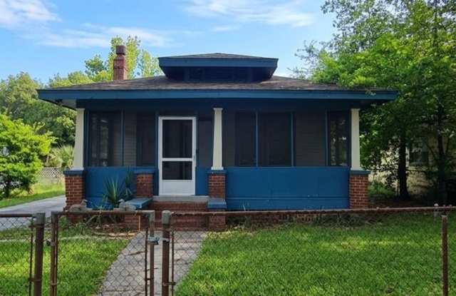 Affordable 3 Bed in Jacksonville. Bonus Room. Fenced in yard. Garage + Modern Bathroom