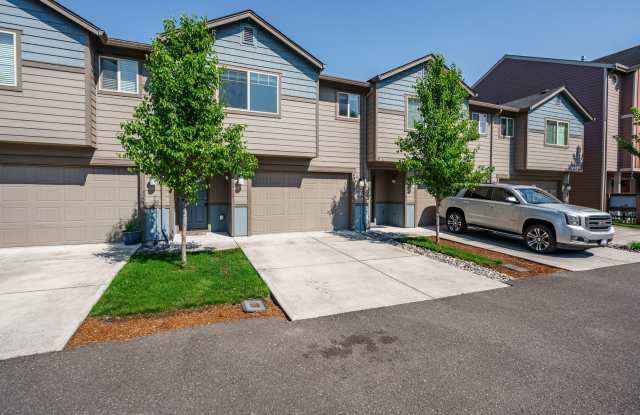Easy I-205 Access - 3 Bedroom 2.5 Bath Townhouse