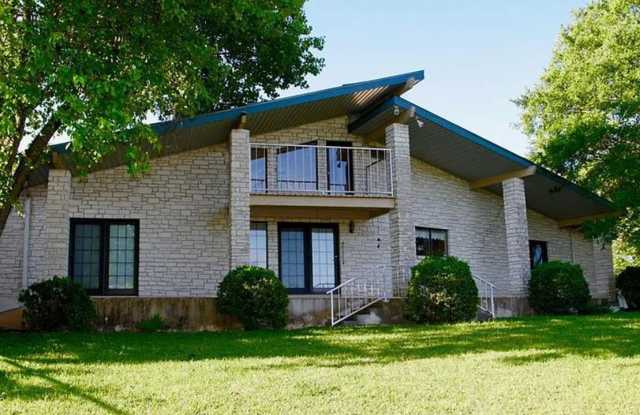 Photo of FOR LEASE!!