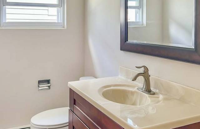 5043 W Cornelia Avenue