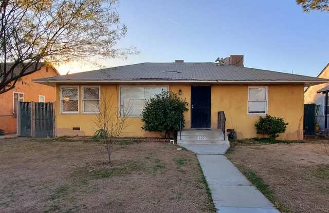 Charming 3BR/2BA Home in Bakersfield – 1,708 Sq Ft with Stove Included!