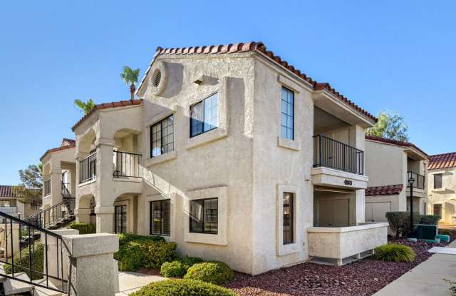 Beautiful 2 Primary Bedroom Downstairs Unit in Gated Community With Pool!