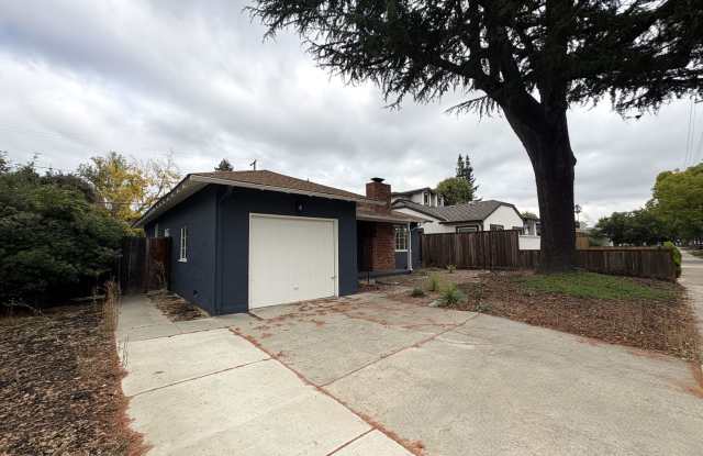Charming 3-Bedroom Home on Embarcadero Road – Short Term Lease