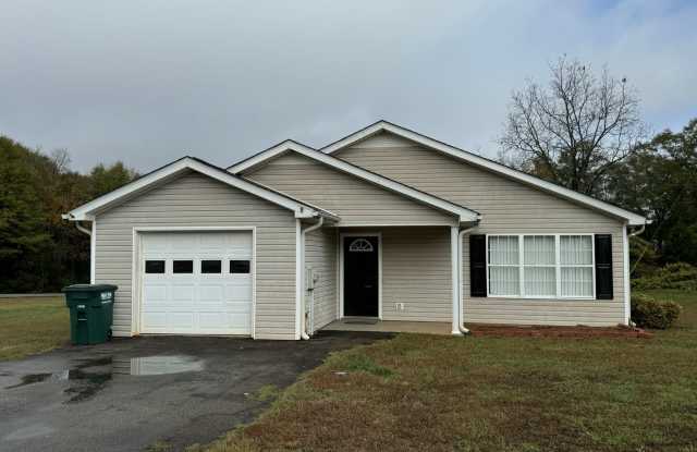Charming 3BR/2BA Single-Family Home in a Peaceful Commerce Location