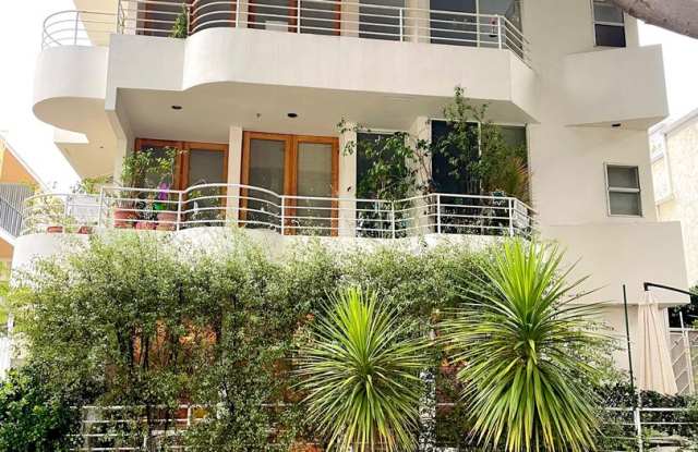 Walking distance to Santa Monica Beach