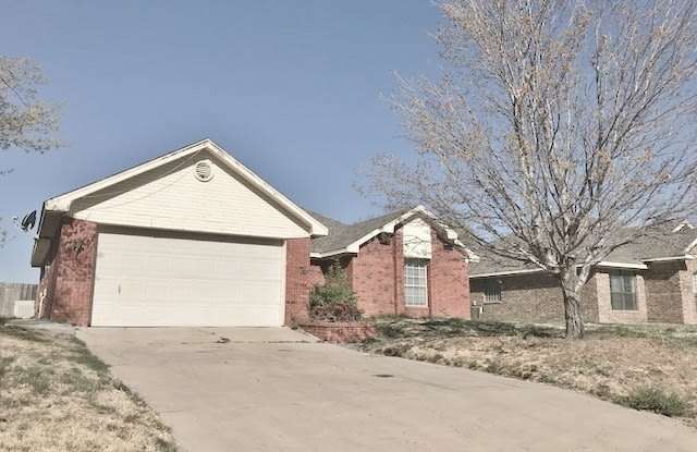 Spacious Brick Home! Month to Month Lease! - 1324 Concord Road, Clovis, NM 88101