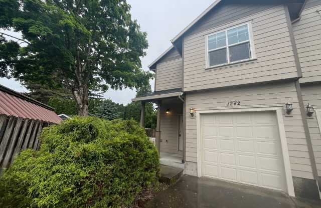 Fully refurbished duplex in excellent location - new carpet, fresh paint, etc.