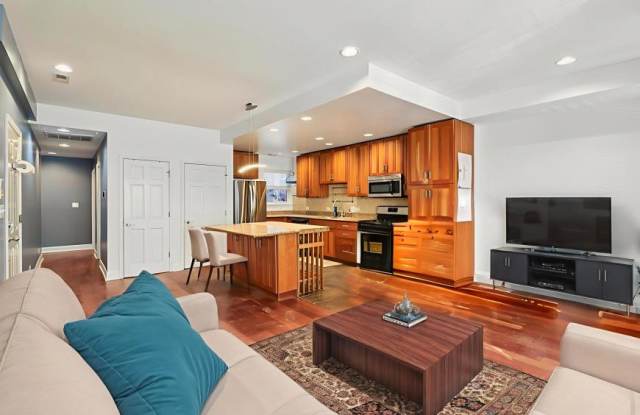 7622 Unit North Greenview Ave.