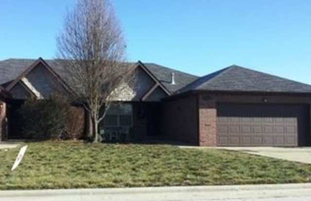 Photo of 3 bed 2 bath 2 car garage duplex in the heart of Ozark MO