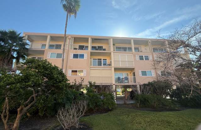 Beatifully updated Beach condo FULLY FURNISHED ANNUAL RENTAL 2/2