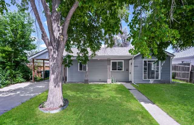 Beautifully Remodeled 3bd/2ba Home in Central Aurora! - FREE 55" TV if moved in by 7/31!