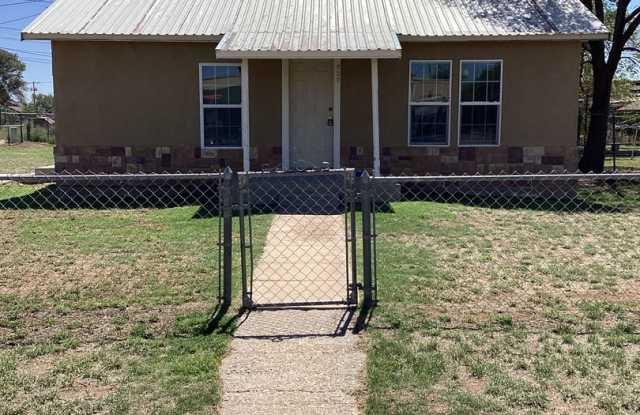 Photo of Charming 2 Bed 1 Bath Home Located in Portales! Small Dogs Upon Approval!