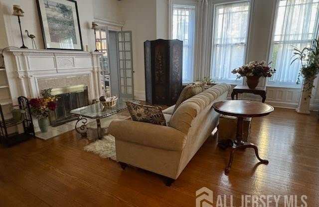 527-533 W 8th Street