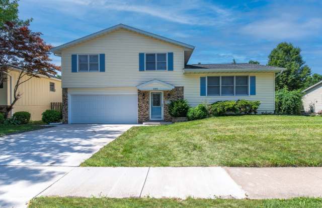 Photo of Large Updated 4-Bedroom Home for Rent – Moline