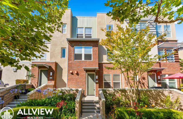 Modern 2 Bed, 2.5 Bath Townhome Available in Aliso Viejo!