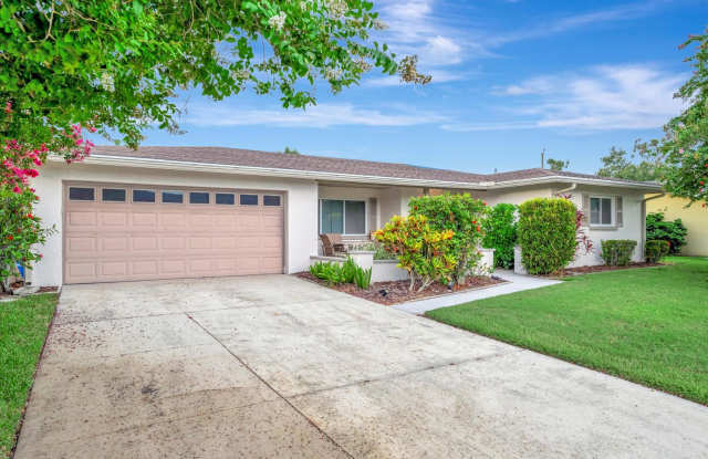 Beautiful 2-Bed / 2 Bath Pool Home in Sarasota, FL.!