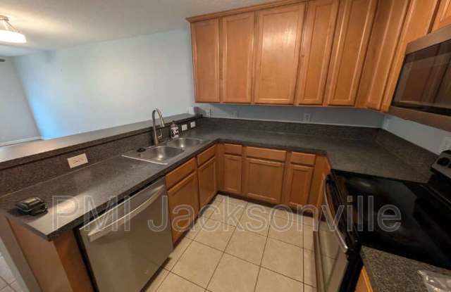 1048 N Black Cherry Dr