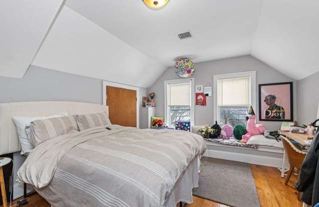 Photo of HOT MISSION HILL LISTING!!!!