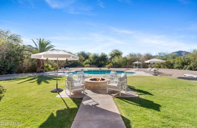 6807 E MEADOWLARK Lane