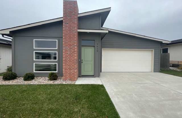 Spacious 3 Bedroom Home with Oversized Primary Suite near Webb & Pawnee