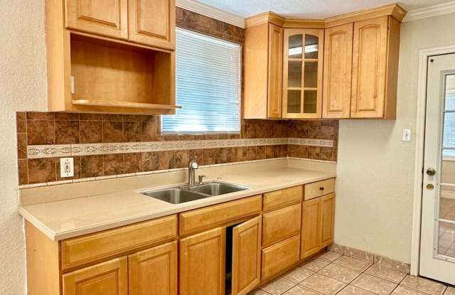 $1,950 - GORGEOUS TWO BEDROOM DUPLEX UNIT WITH GARAGE IN HAYWARD FOOTHILLS