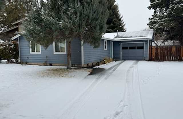 Charming 3 Bed/1 Bath Home in NE Bend - Fully Fenced Backyard