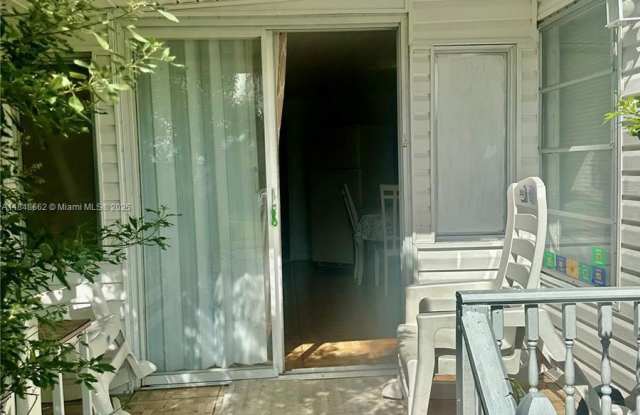 Photo of 3050 SW 51 Av