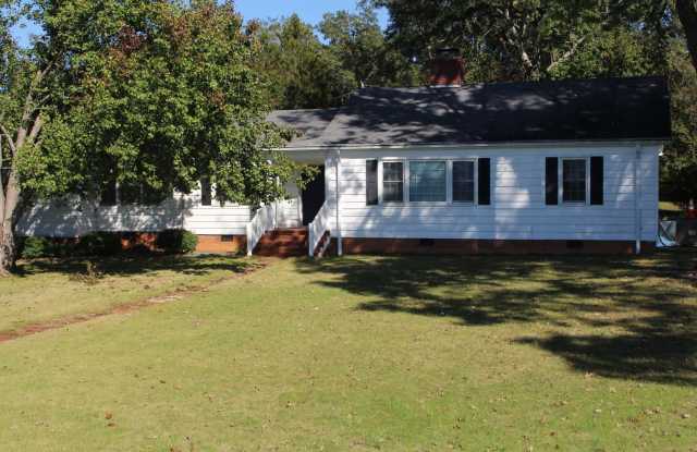 3 Bed/2 Bath Home Right Next to Walker Golf Course!