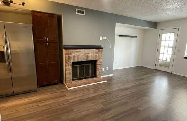 2 Bedroom 1 Bath Condo Available Now!!