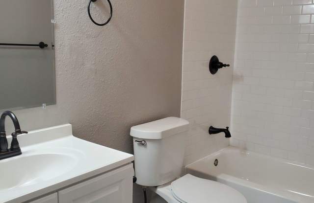 1024 W Woodlawn unit: 7