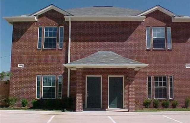 THREE BEDROOMS THREE BATHS, FENCED BACKYARD SUPER PRICE!