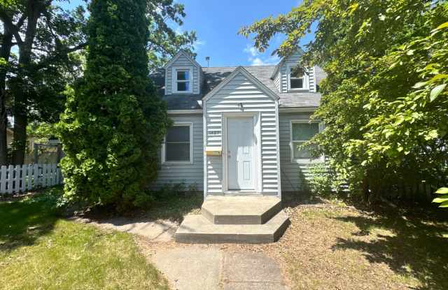 4 Bedroom- Walking distance to BSU