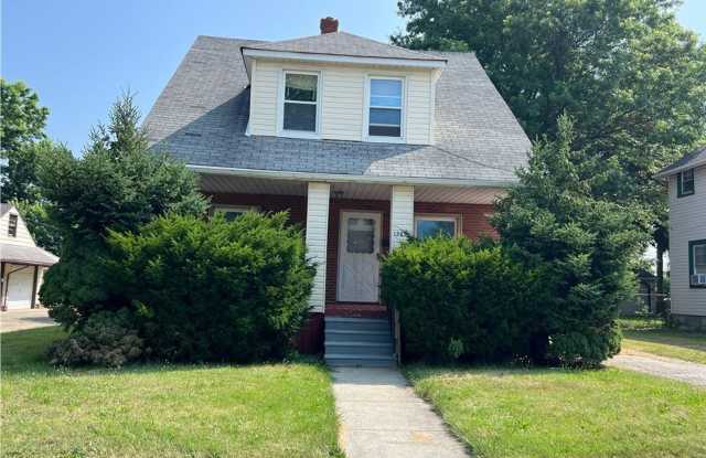 Inviting 3-Bedroom Rental with Natural Light  Charm