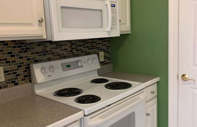 2 Bedroom 2.5 Bath Townhouse with 2 Car Garage