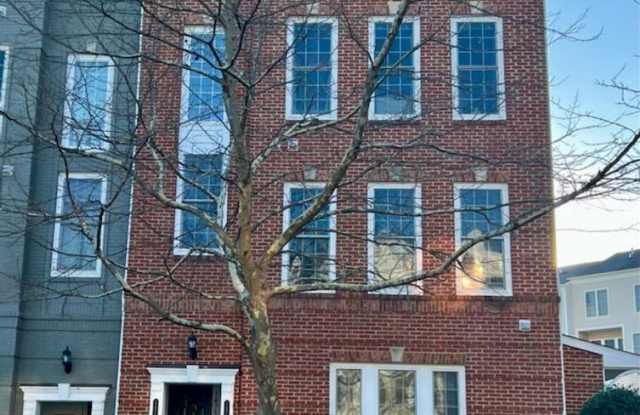 POTOMAC CLUB - WOODBRIDGE - GATED COMMUNITY WITH POOL, TENNIS AND MUCH MORE!