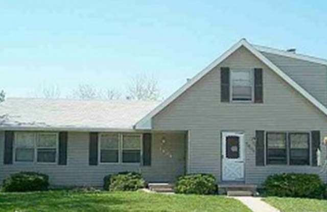 Cute home with Fireplace