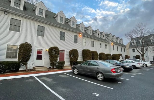 Nice 2BD / 1.5 Baths Townhome with extra office / bedroom available - 15 Boughton Street, Danbury, CT 06810