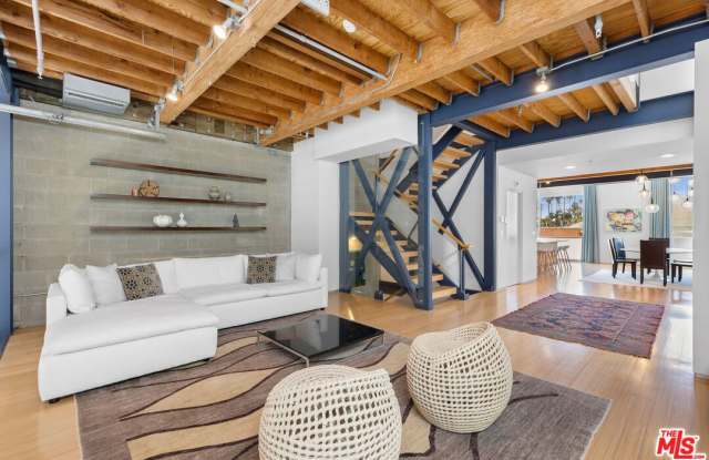 2112 Narcissus Ct