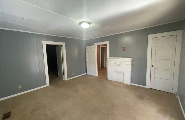 2 bedroom 1 bath house available